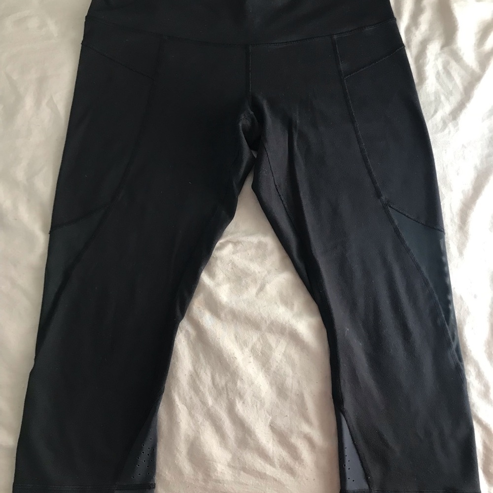 Lululemon set size 12. Racer back top with mesh accent and capri leggings - Picture 9 of 12
